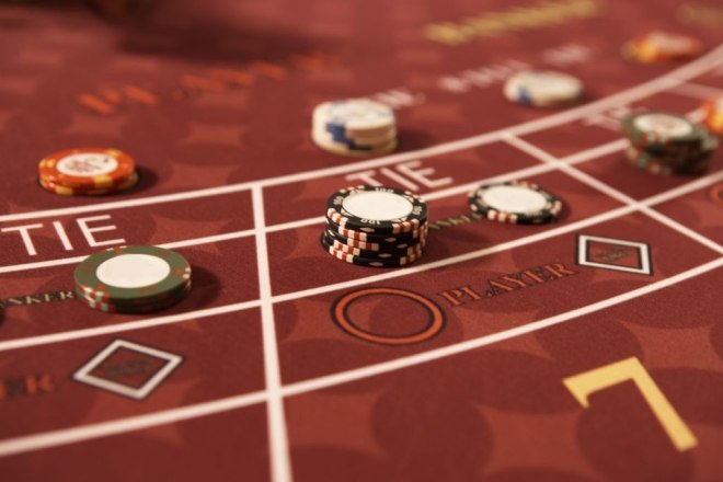 How to play Mini-Baccarat